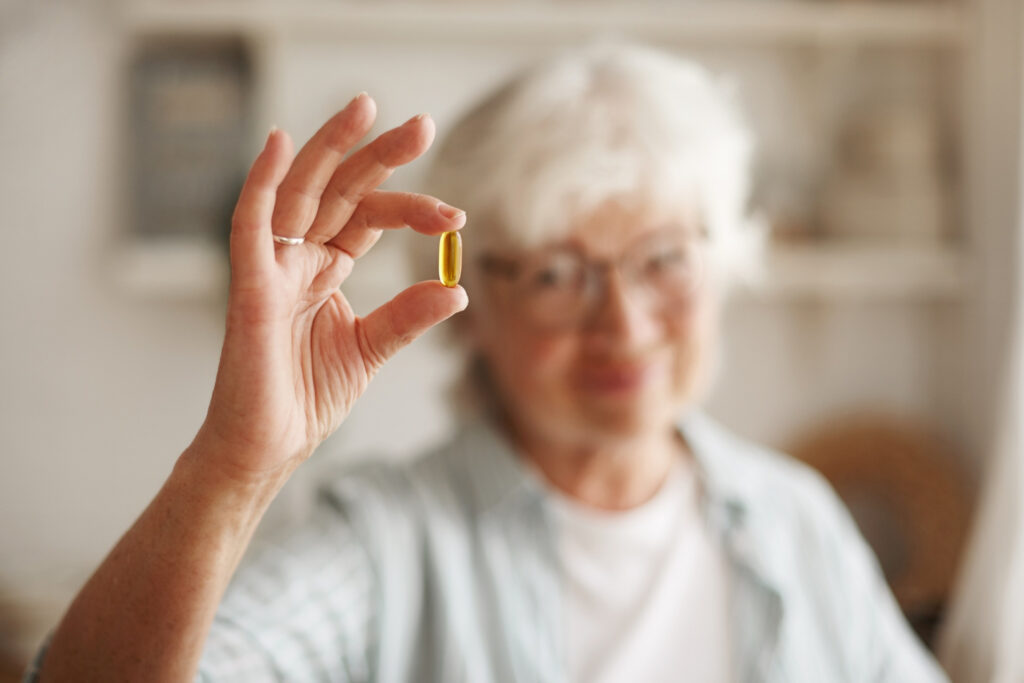 Ältere Menschen mit frühen kognitiven Problemen erzielten bei hoher Vitamin-D-Einnahme bessere Ergebnisse im Denktest.