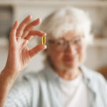 Ältere Menschen mit frühen kognitiven Problemen erzielten bei hoher Vitamin-D-Einnahme bessere Ergebnisse im Denktest.
