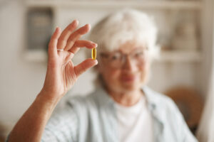 Ältere Menschen mit frühen kognitiven Problemen erzielten bei hoher Vitamin-D-Einnahme bessere Ergebnisse im Denktest.