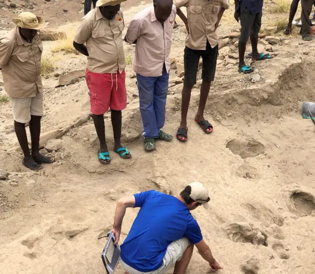 Im nordkenianischen Grabungsfeld besprechen Kevin Hatala und seine Kollegen die 1,4 Millionen Jahre alten Fußspuren – eine seltene Momentaufnahme früher Menschenverwandter. © Kay Behrensmeyer