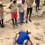 Im nordkenianischen Grabungsfeld besprechen Kevin Hatala und seine Kollegen die 1,4 Millionen Jahre alten Fußspuren – eine seltene Momentaufnahme früher Menschenverwandter. © Kay Behrensmeyer