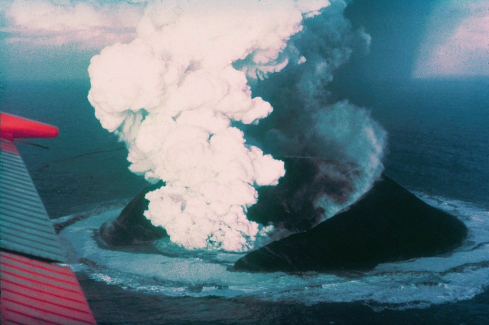 Surtsey nur 16 Tage nach Beginn des Ausbruchs: Die junge Insel besteht noch fast vollständig aus Asche, Dampf und frischem Vulkangestein. Von Pflanzen oder Boden fehlt damals jede Spur. © Wikimedia