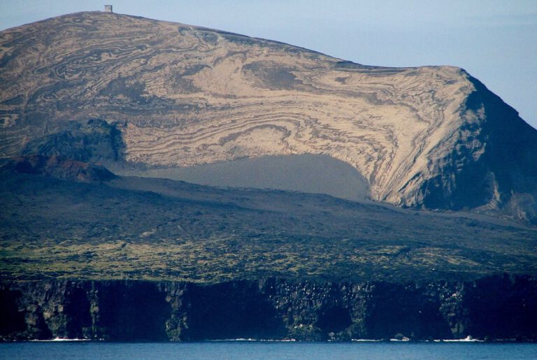 Surtsey liegt rund 30 Kilometer vor Islands Südküste. Seit dem ersten Ausbruch am 14. November 1963 beobachten Forscher dort, wie Leben auf neuem Land entsteht.