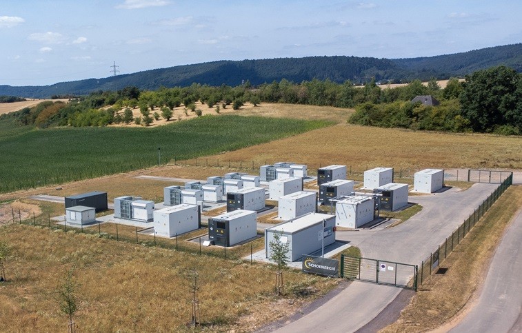 Batteriegroßspeicher wie diese Anlage im rheinland-pfälzischen Föhren nehmen Strom bei niedrigen Preisen auf und geben ihn später wieder ab. So helfen sie, Preisspitzen zu glätten und das Stromsystem zu stabilisieren. © Schoenergie