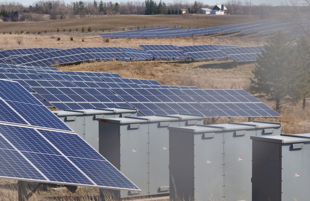 Stromleitungen, Netze und Speicher müssen immer enger zusammenspielen. Große Batteriespeicher können dabei helfen, günstigen Strom aufzunehmen und teure Preisspitzen an der Börse abzufedern.