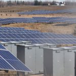 Stromleitungen, Netze und Speicher müssen immer enger zusammenspielen. Große Batteriespeicher können dabei helfen, günstigen Strom aufzunehmen und teure Preisspitzen an der Börse abzufedern.