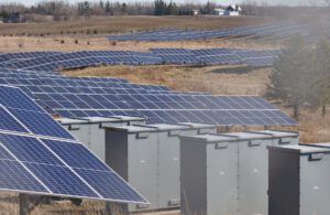 Stromleitungen, Netze und Speicher müssen immer enger zusammenspielen. Große Batteriespeicher können dabei helfen, günstigen Strom aufzunehmen und teure Preisspitzen an der Börse abzufedern.