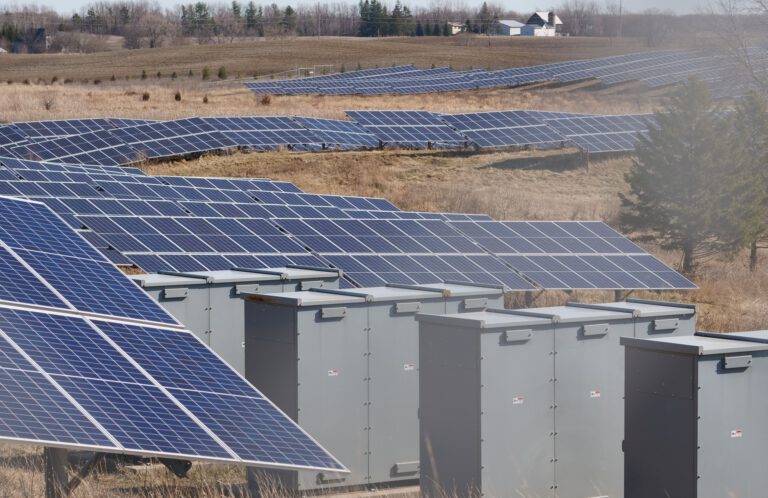 Stromleitungen, Netze und Speicher müssen immer enger zusammenspielen. Große Batteriespeicher können dabei helfen, günstigen Strom aufzunehmen und teure Preisspitzen an der Börse abzufedern.