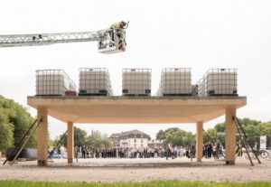 20 Tonnen auf nur 36 Zentimetern: Beim Belastungstest gab der UniversalTimberSlab gerade einmal zwölf Millimeter nach.