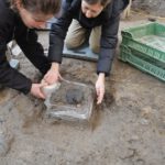 Sorgfältig im Erdblock geborgen: Restauratorinnen sichern das verkohlte römische Brot für weitere Analysen. © Kanton Aargau