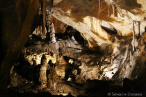In der Höhle von Isturitz fanden Archäologen den rund 30.000 Jahre alten Knochen einer Frau. Ihre DNA liefert Hinweise auf genetische Verbindungen zwischen Eiszeitmenschen aus Ost- und Westeuropa. © Severine Dabadie