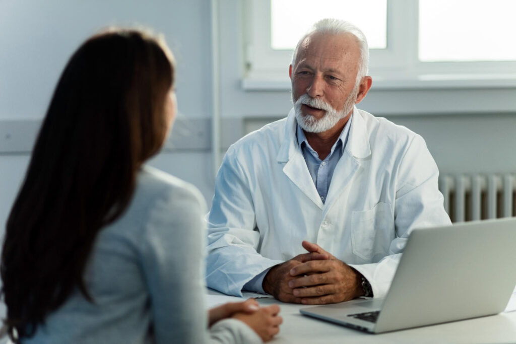 Ärzte wollen mit „Das ist normal“ oft beruhigen. Eine Studie zeigt jedoch, dass Patienten danach seltener eine Behandlung weiterverfolgen.