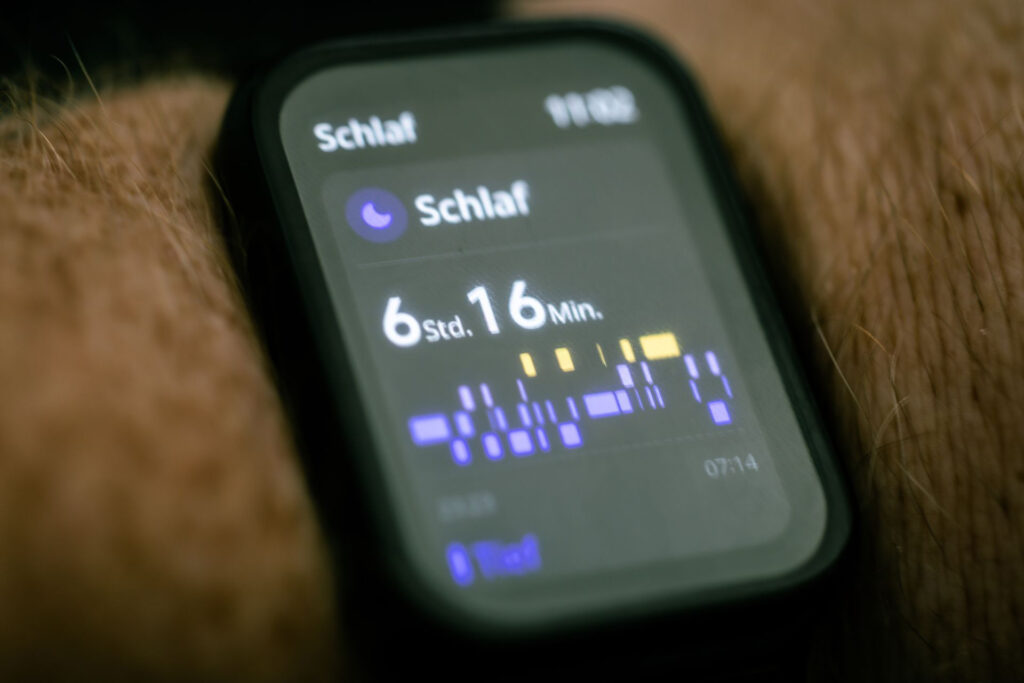 Smartwatches können Schlafphasen nur näherungsweise erfassen. In der Studie wurden die Schlafdaten von fast 96.000 Menschen über Bewegungssensoren ausgewertet. © Pexels