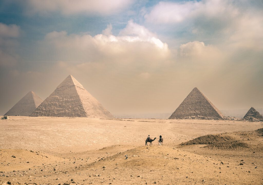 Die Pyramiden von Gizeh im Jahr 1938: Sie entstanden rund 500 Jahre nach den Königsgräbern von Abydos, in denen die nun untersuchten Toten bestattet wurden.