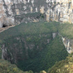 Xiaozhai "Tiankeng", ein Wald wächst in einem Sinkloch