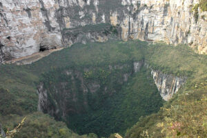 Xiaozhai "Tiankeng", ein Wald wächst in einem Sinkloch