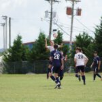 Kopfbälle gehören im Jugendfußball zum Spiel. Eine neue Studie zeigt nun, ob eine Saison voller Kopfballduelle messbare Spuren im Gehirn hinterlässt.