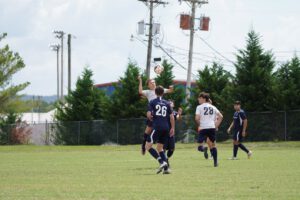 Kopfbälle gehören im Jugendfußball zum Spiel. Eine neue Studie zeigt nun, ob eine Saison voller Kopfballduelle messbare Spuren im Gehirn hinterlässt.