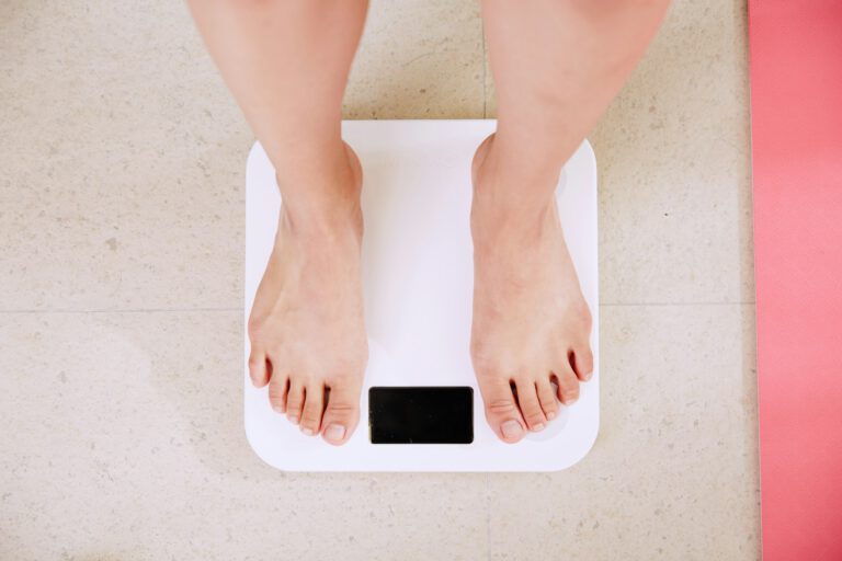 Starkes Abnehmen könnte bei manchen Frauen das Risiko für Krebs deutlich senken. Insulinwerte und Gene spielen offenbar mit.