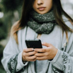 Frau hält Handy in der Hand