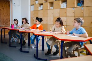 Im Klassenzimmer können wenige Monate Altersunterschied darüber mitentscheiden, wie Lehrkräfte Verhalten und Lernentwicklung von Kindern wahrnehmen. © Pexels