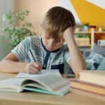 Junge sitzt am Schreibtisch