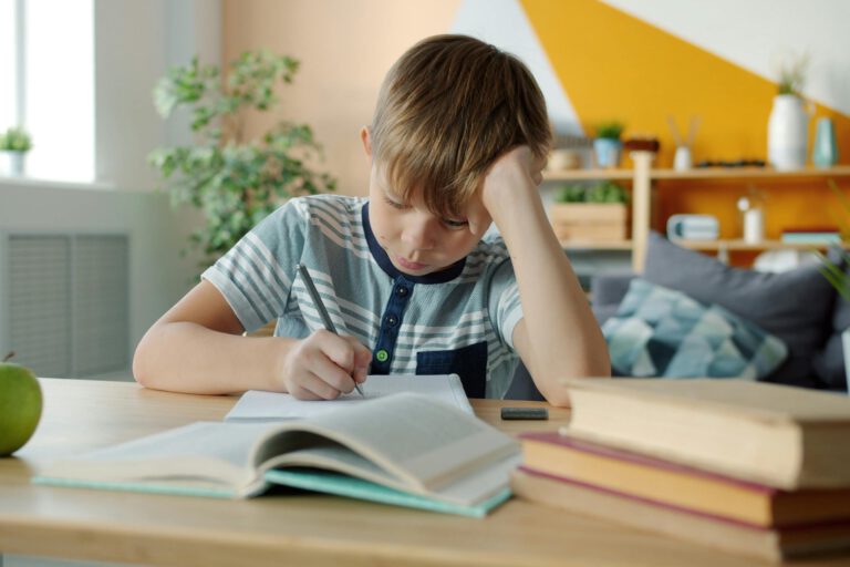 Junge sitzt am Schreibtisch