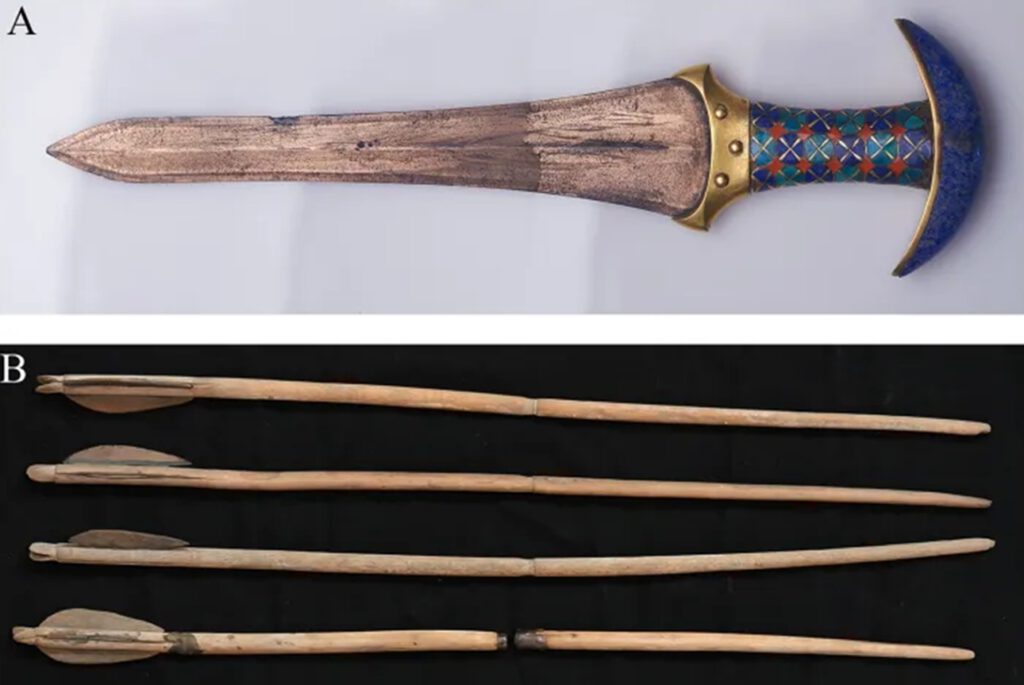 Der verzierte Dolch von Prinzessin Ita und die Pfeile aus dem Grab von Noub-Hotep: Die Knochen beider Frauen deuten darauf hin, dass diese Waffen mehr als königliche Grabbeigaben waren. © Egyptian Museum/Sameh Abdel Mohsen; Eman Shawky