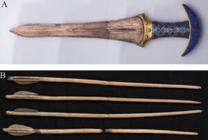 Der verzierte Dolch von Prinzessin Ita und die Pfeile aus dem Grab von Noub-Hotep: Die Knochen beider Frauen deuten darauf hin, dass diese Waffen mehr als königliche Grabbeigaben waren. © Egyptian Museum/Sameh Abdel Mohsen; Eman Shawky