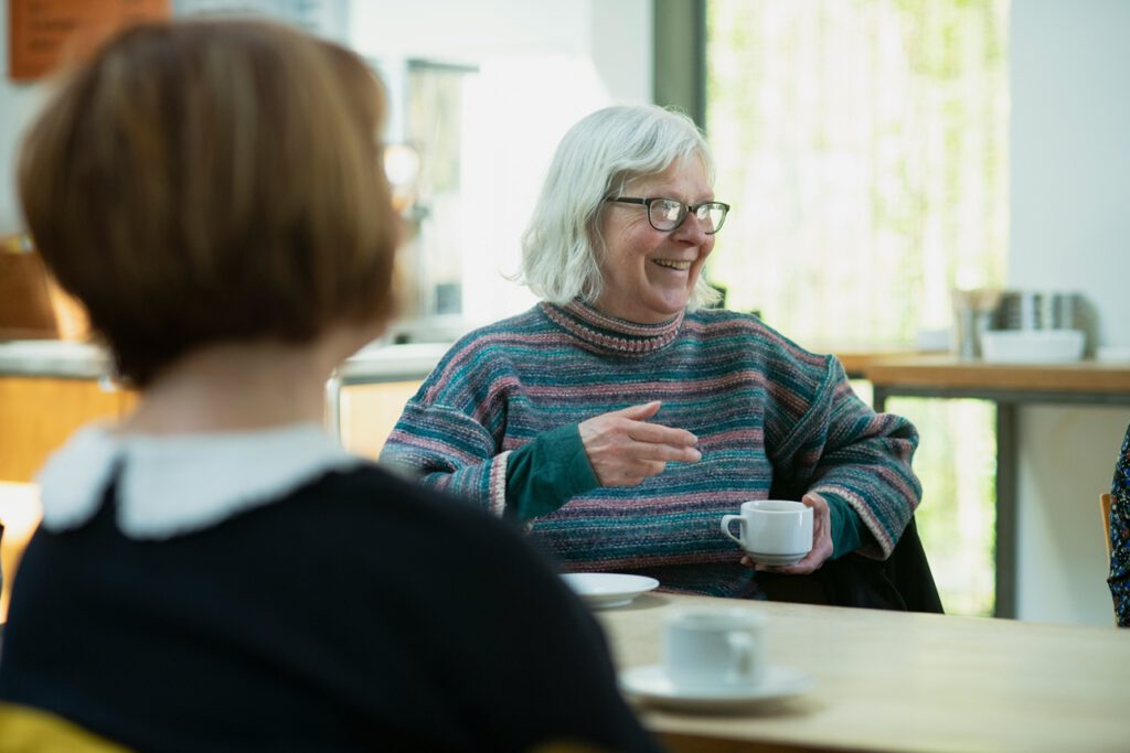 Lange Sprechpausen, häufiges „ähm“ oder das Gefühl, ein Wort liege „auf der Zunge“: Solche Sprachmuster könnten laut Studie Hinweise auf Veränderungen geistiger Fähigkeiten geben.