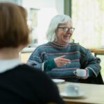 Lange Sprechpausen, häufiges „ähm“ oder das Gefühl, ein Wort liege „auf der Zunge“: Solche Sprachmuster könnten laut Studie Hinweise auf Veränderungen geistiger Fähigkeiten geben.