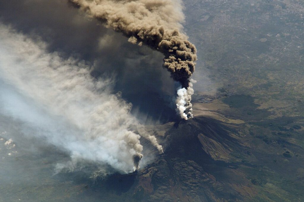Feine Asche aus dem Ätna-Ausbruch kann den Himmel über Sizilien milchig färben und die Sonne kurz dämpfen – eine großräumige Abkühlung löst sie aber nicht aus. © NASA via Wikimedia Commons unter Public domain