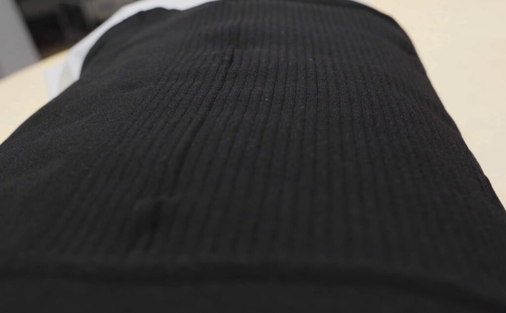 Der Kissenbezug wirkt wie ein normales Textil – die integrierte Technik bleibt unsichtbar und meldet sich erst im Ernstfall. © NTU