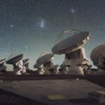 Unter einem funkelnden Sternenhimmel suchen die ALMA-Antennen in Chile nach Signalen aus bislang kaum erforschten Bereichen des Radiospektrums.