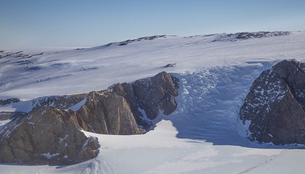 Ungewöhnlich viel Schnee ließ die Eismasse in Ostantarktika zeitweise wachsen. Ausgelöst wurde der Effekt durch veränderte Luftströmungen, deren Ursprung Tausende Kilometer entfernt in den Tropen lag.
