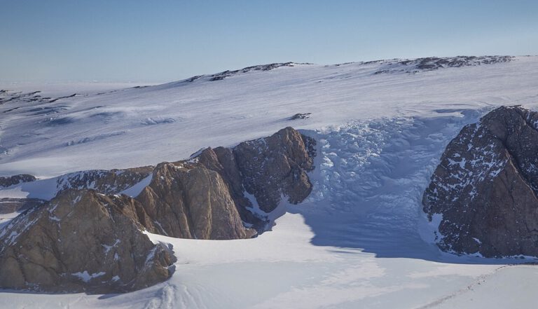 Ungewöhnlich viel Schnee ließ die Eismasse in Ostantarktika zeitweise wachsen. Ausgelöst wurde der Effekt durch veränderte Luftströmungen, deren Ursprung Tausende Kilometer entfernt in den Tropen lag.
