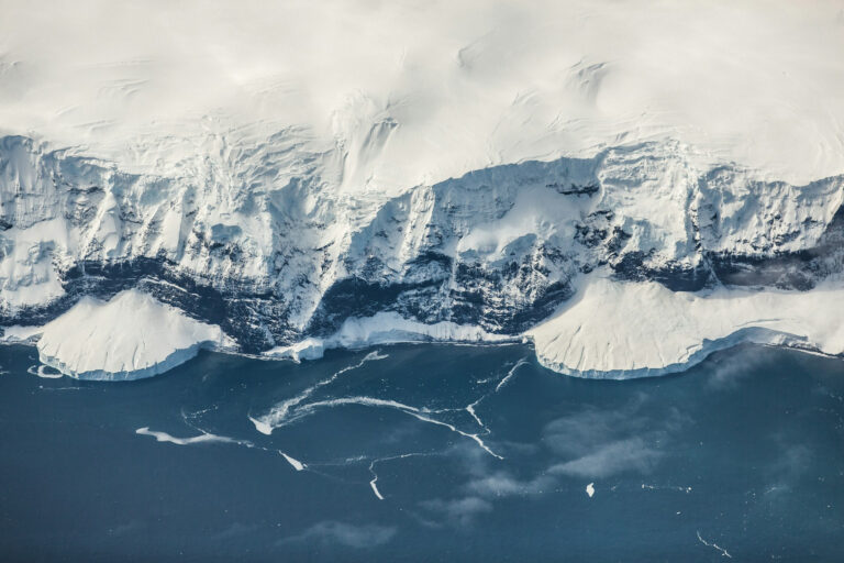 Eis trifft auf Felsküste: Von der zwei Kilometer hohen Steilkante in Dronning Maud Land bis zu den unter ein bis drei Kilometern Eis verborgenen Gamburzew-Bergen zeichneten Forscher die Landschaft unter dem Antarktis-Eisschild nach.