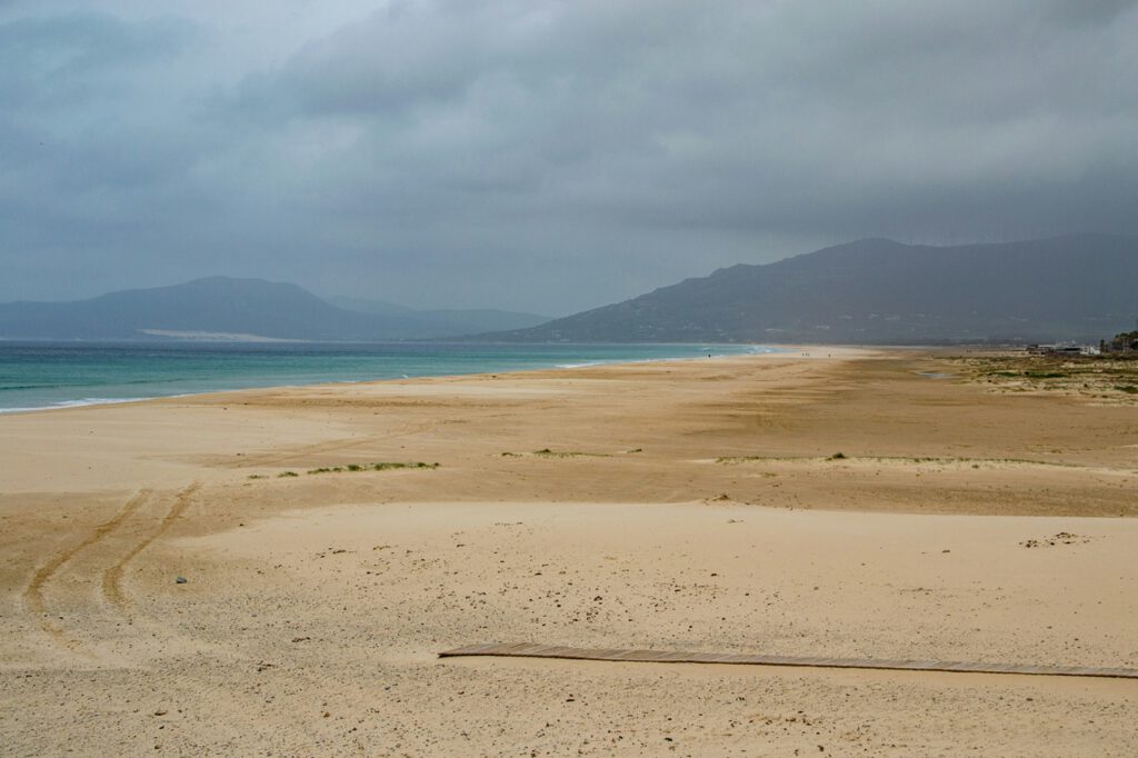Ein Strand bei Cádiz in Andalusien: Südwesteuropa erlebte im April 2026 ungewöhnlich warme Tage.
