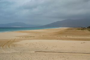 Ein Strand bei Cádiz in Andalusien: Südwesteuropa erlebte im April 2026 ungewöhnlich warme Tage.