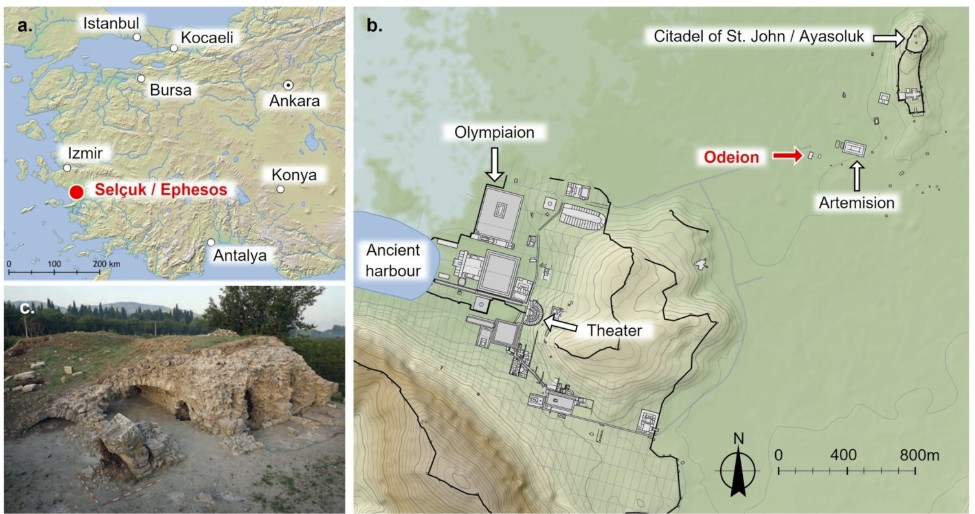 Die Abbildung zeigt die Lage von Ephesos im Westen der Türkei (a), die Position von Artemision und Odeion innerhalb der antiken Stadt (b) sowie die Nordfassade des Odeions (c). © OeAI-OeAW / B. Danthine, C. Partiot und L. Zabrana