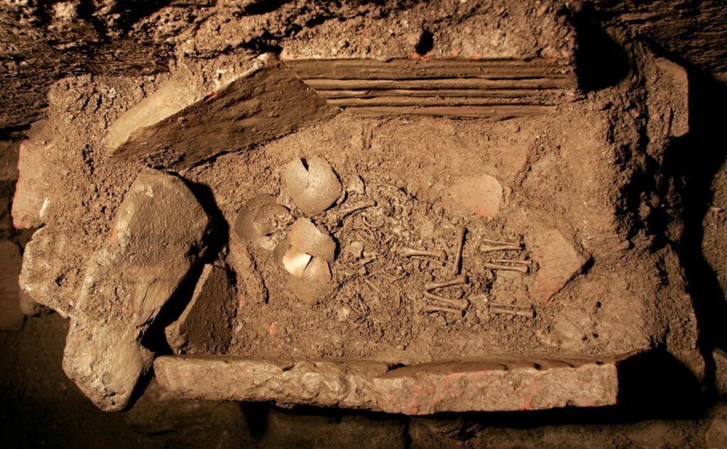 In einem stillgelegten Latrinenkanal von Ephesos fanden Archäologen das sorgfältig angelegte Grab zweier Neugeborener – vermutlich Zwillinge.
