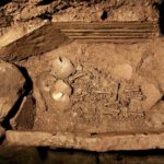 In einem stillgelegten Latrinenkanal von Ephesos fanden Archäologen das sorgfältig angelegte Grab zweier Neugeborener – vermutlich Zwillinge.