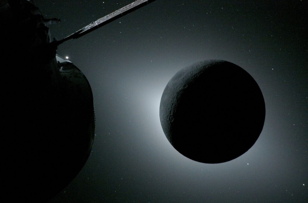 Die Orion-Kapsel fotografiert den Mond während einer Sonnenfinsternis: Am linken Rand spiegelt die Erde Licht, rechts sind Saturn und Mars als helle Punkte zu sehen.