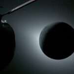 Die Orion-Kapsel fotografiert den Mond während einer Sonnenfinsternis: Am linken Rand spiegelt die Erde Licht, rechts sind Saturn und Mars als helle Punkte zu sehen.