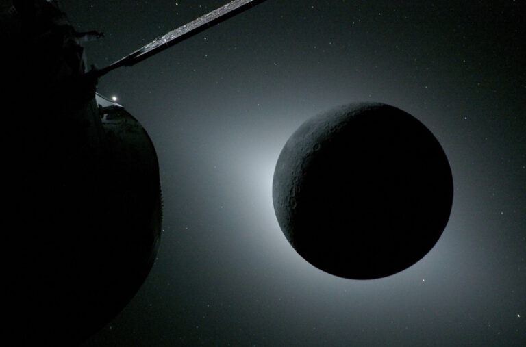Die Orion-Kapsel fotografiert den Mond während einer Sonnenfinsternis: Am linken Rand spiegelt die Erde Licht, rechts sind Saturn und Mars als helle Punkte zu sehen.
