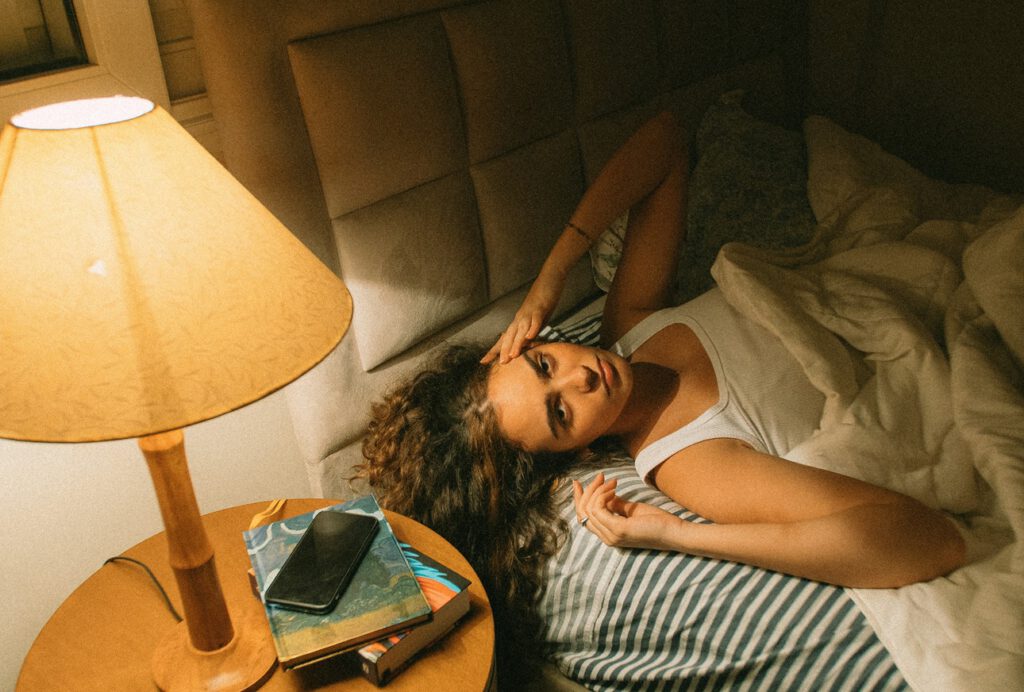 Das Handy vor dem Schlafengehen kann den Körper länger wach halten und die Erholung in der Nacht spürbar verschlechtern. © Unsplash