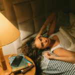 Das Handy vor dem Schlafengehen kann den Körper länger wach halten und die Erholung in der Nacht spürbar verschlechtern. © Unsplash