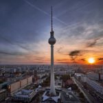 Asphalt speichert tagsüber Hitze – und gibt sie nachts langsam wieder an die Stadtluft ab.