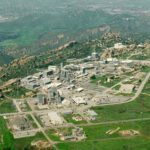 Das ehemalige Atomforschungsgelände Santa Susana bei Los Angeles im März 2005. Durch frühere Reaktoren und Raketentests sind Boden und Grundwasser dort bis heute mit radioaktiven und chemischen Stoffen belastet. © U.S Department of Energy via Wikimedia Commons unter Public domain