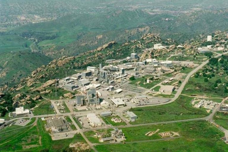 Das ehemalige Atomforschungsgelände Santa Susana bei Los Angeles im März 2005. Durch frühere Reaktoren und Raketentests sind Boden und Grundwasser dort bis heute mit radioaktiven und chemischen Stoffen belastet. © U.S Department of Energy via Wikimedia Commons unter Public domain